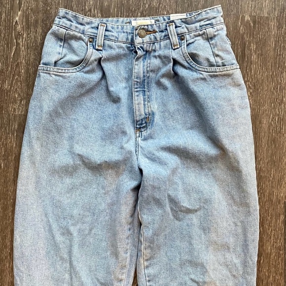 Vintage High rise light wash denim jeans. - Picture 6 of 17